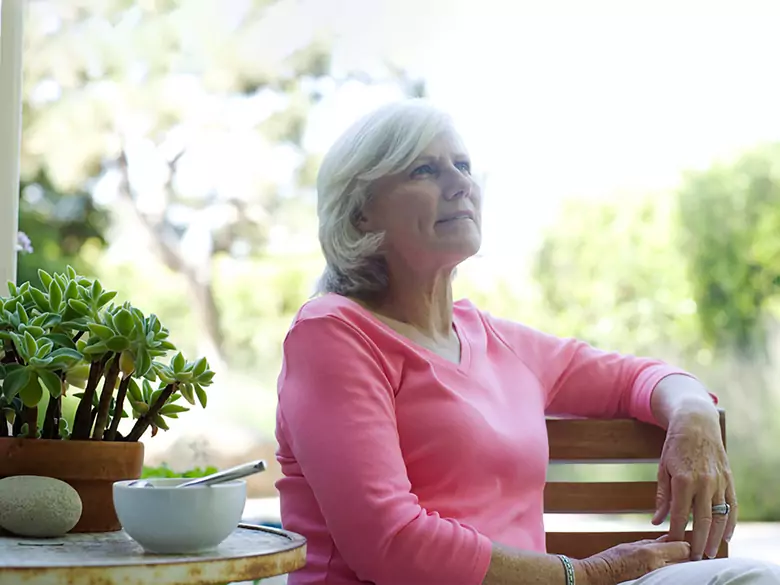 Senior (alone) in the city