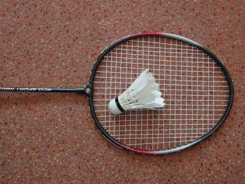 What are the benefits of playing badminton?
