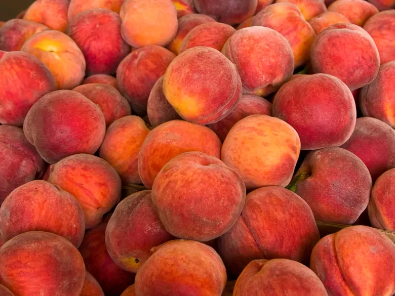 What are the benefits of eating peaches?