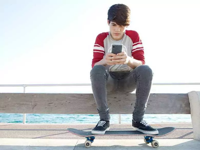 Children's time spent online: is there anything to worry about?