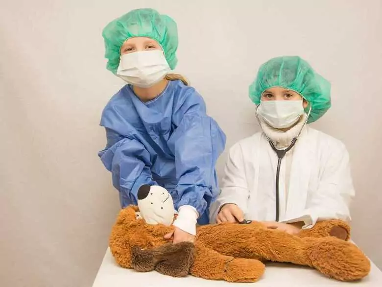 Wearing protective masks and children's ability to recognise emotions