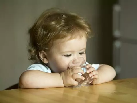 Water versus sugary drinks. How do you keep children properly hydrated?