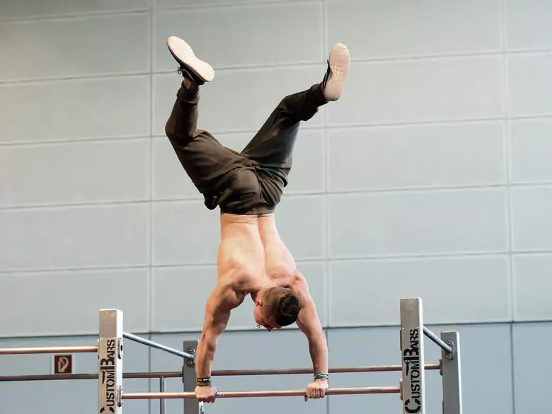 What are the benefits of practising calisthenics?