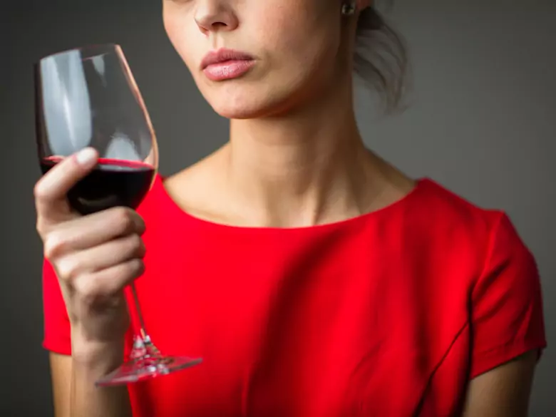 Coronavirus: how does the ban on leaving home affect more frequent alcohol use?