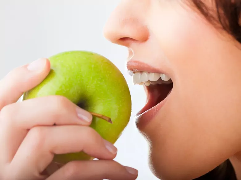 What are the benefits of eating apples?