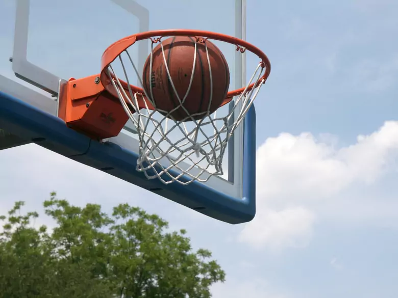 What are the benefits of practising basketball?