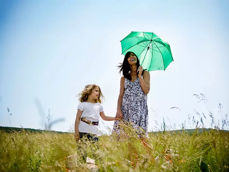 First aid for sunstroke in a young child