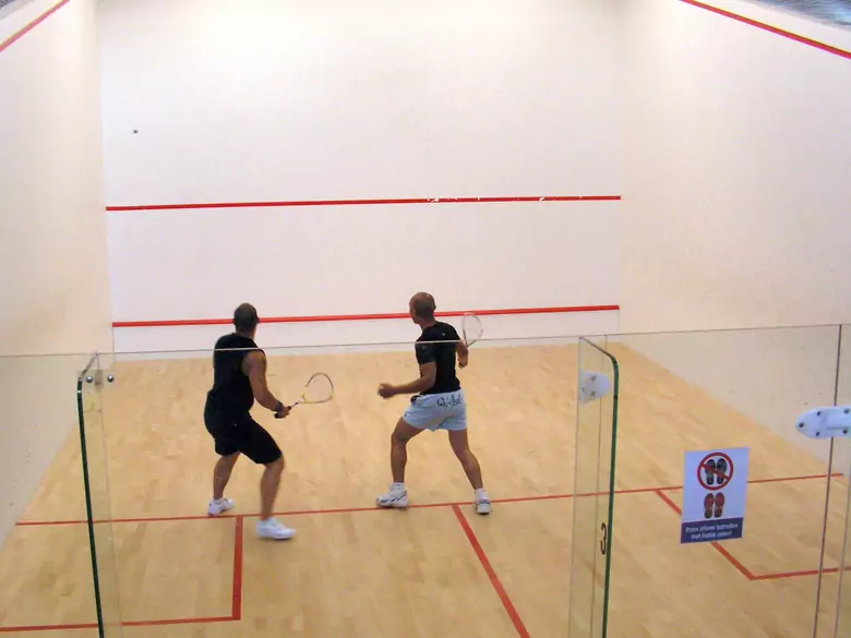 What are the benefits of practising squash?