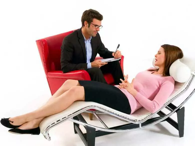 What is the difference between a psychologist and a psychiatrist?