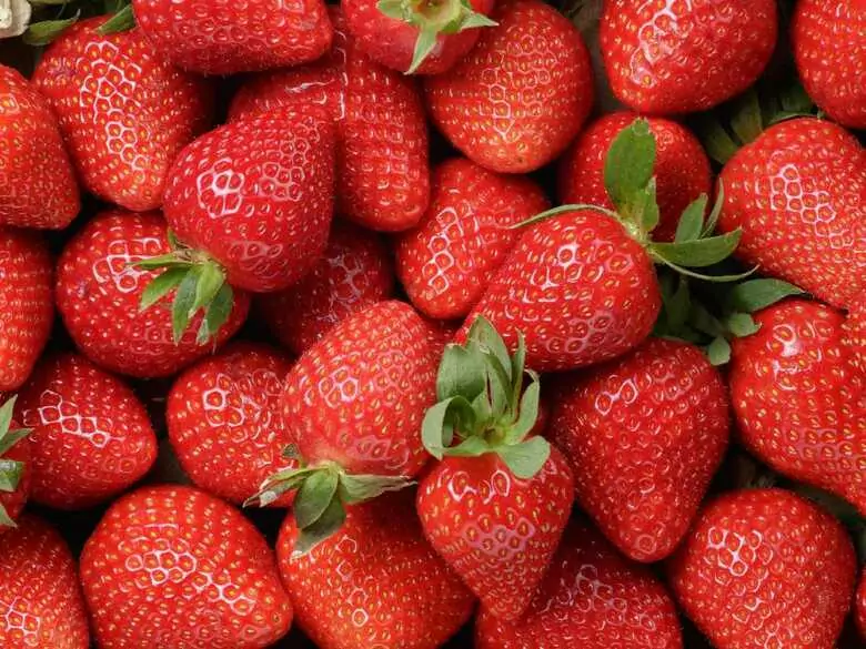 What are the benefits of eating strawberries?